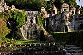 Tivoli, villa d'Este, fontana di Rometta. la montagna Tiburtina con le statue di Appennino (a braccia alzate) e di Aniene (in grotta). 